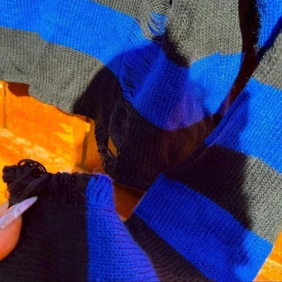 NWOT Blue and Black Distressed Crop Sweater Oversized - Size L - Picture 5 of 7